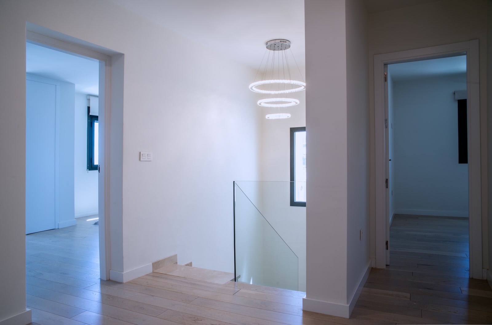 Villa 10 Palms in Estepona - Flur und Treppe im Obergeschoss