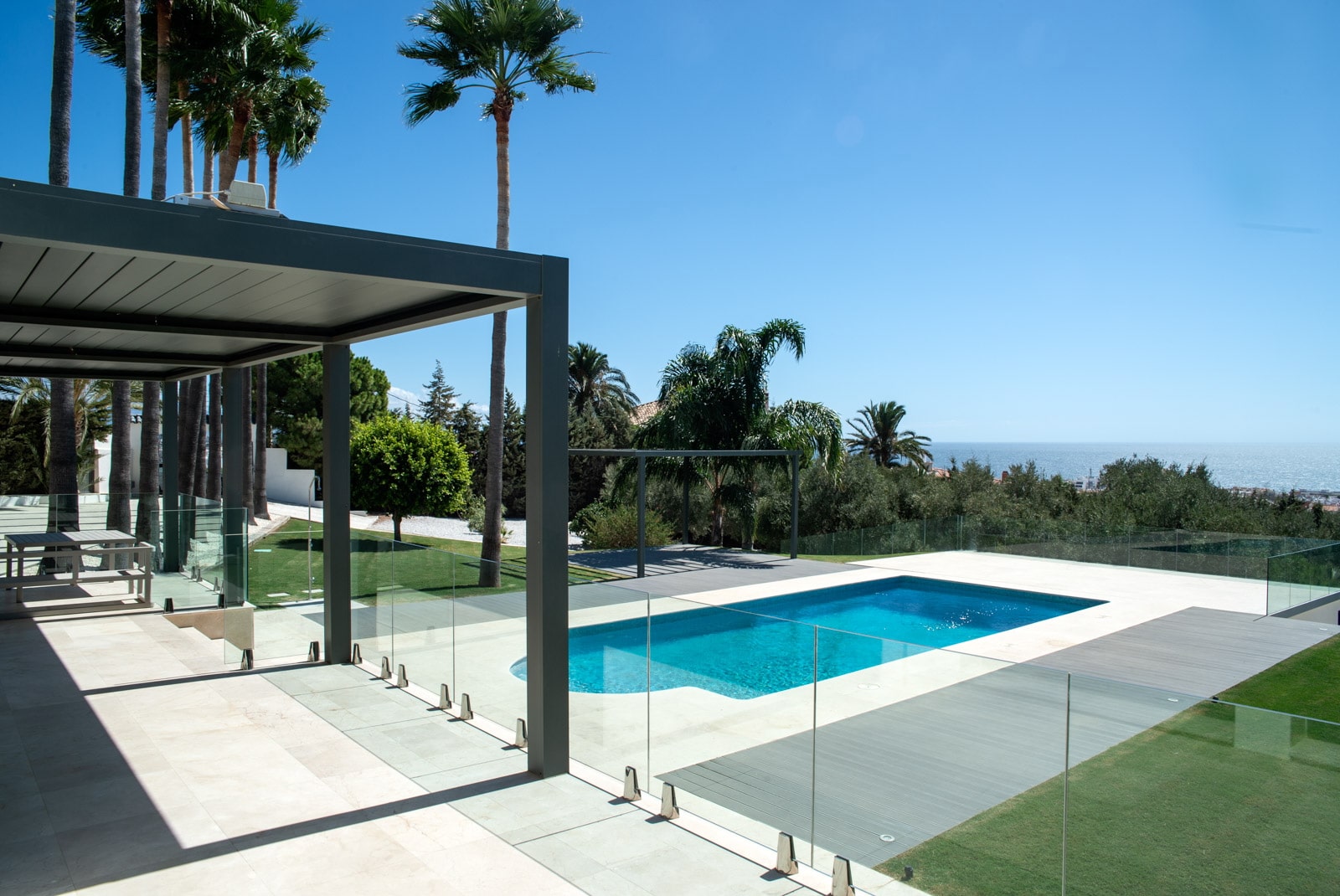 Villa 10 Palms in Estepona - Pool mit Meersicht