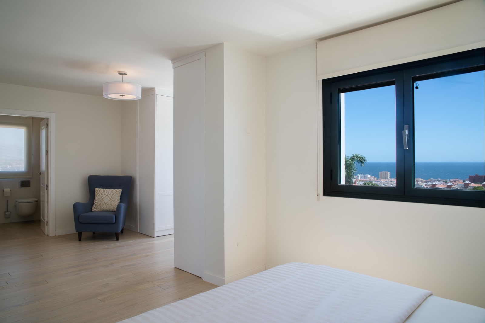 Villa 10 Palms in Estepona - Schlafzimmer mit Meerblick