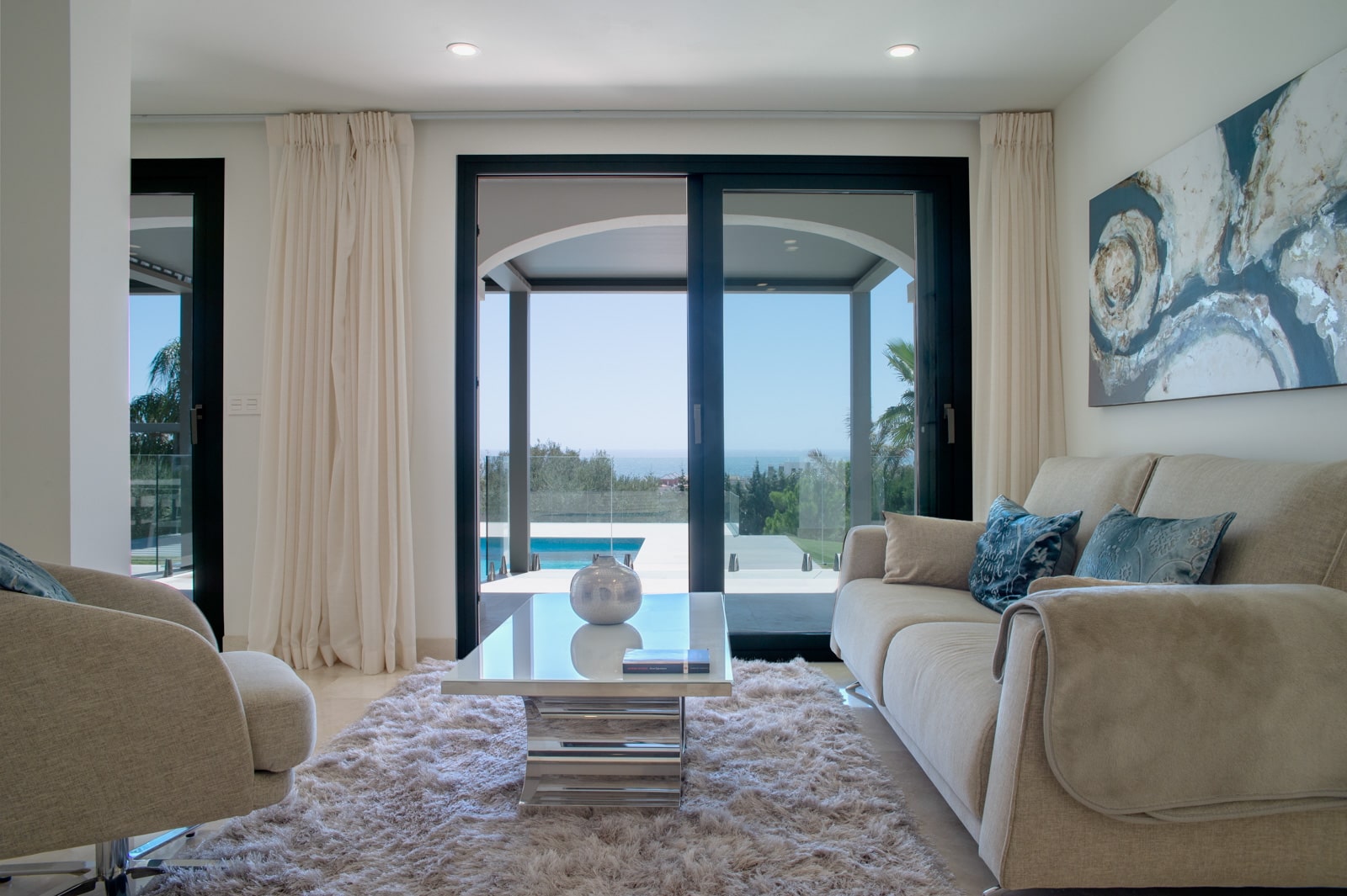 Villa 10 Palms in Estepona - Wohnzimmer mit Pool- und Meerblick